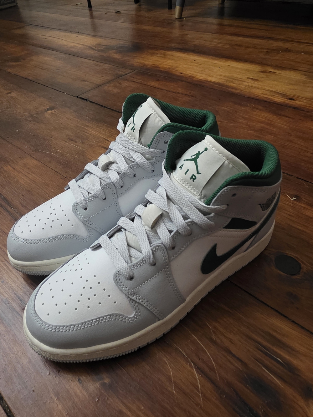 Air Jordan 1 Mid Green White Size 5Y GS Sneakers Brand New